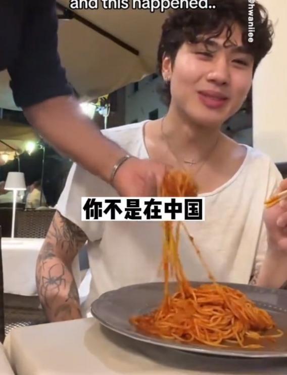 一位海外博主前往意大利南部科森扎的一家西餐厅品尝经典番茄意面，自幼习惯使用筷子的