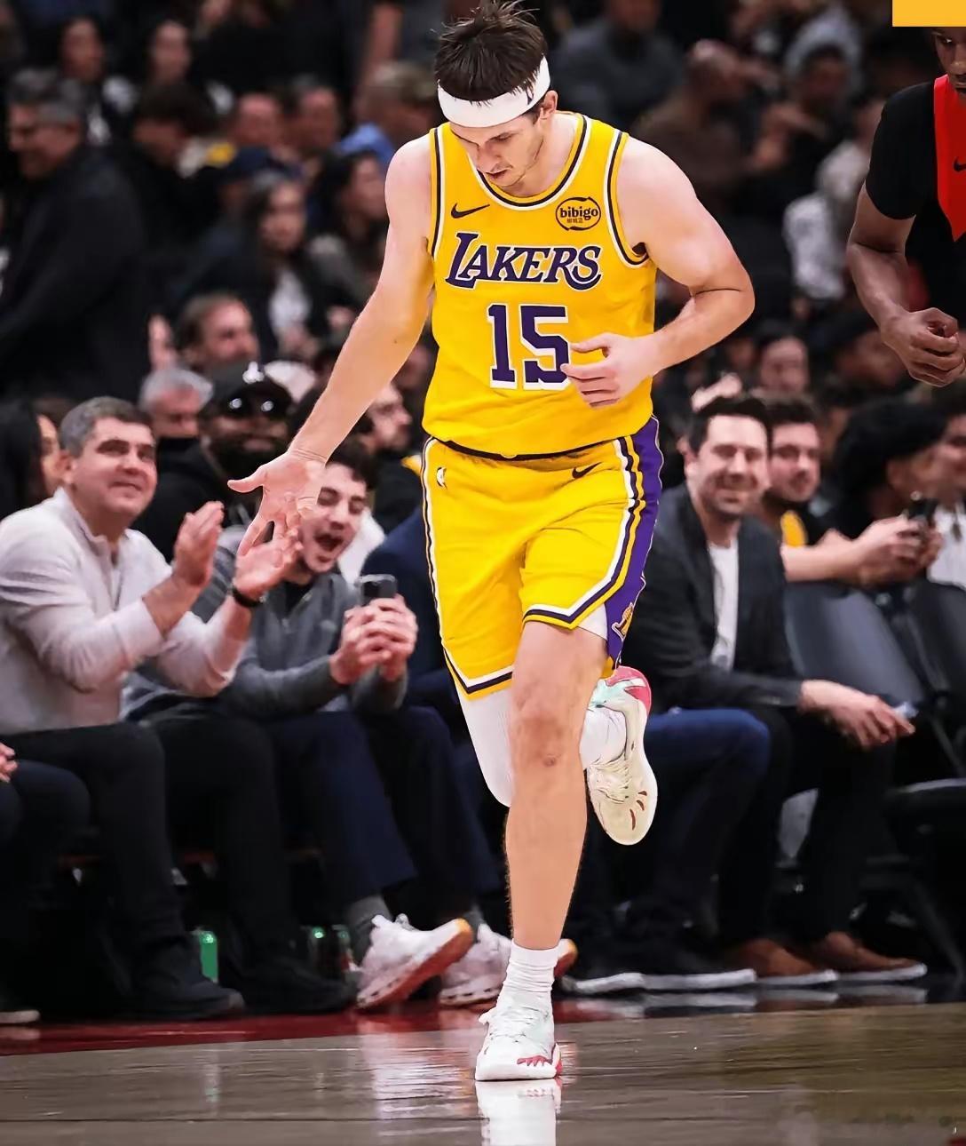 里夫斯44分里弗斯这样打下去，湖人可养不起了。湖人123:120险胜猛龙；詹姆斯