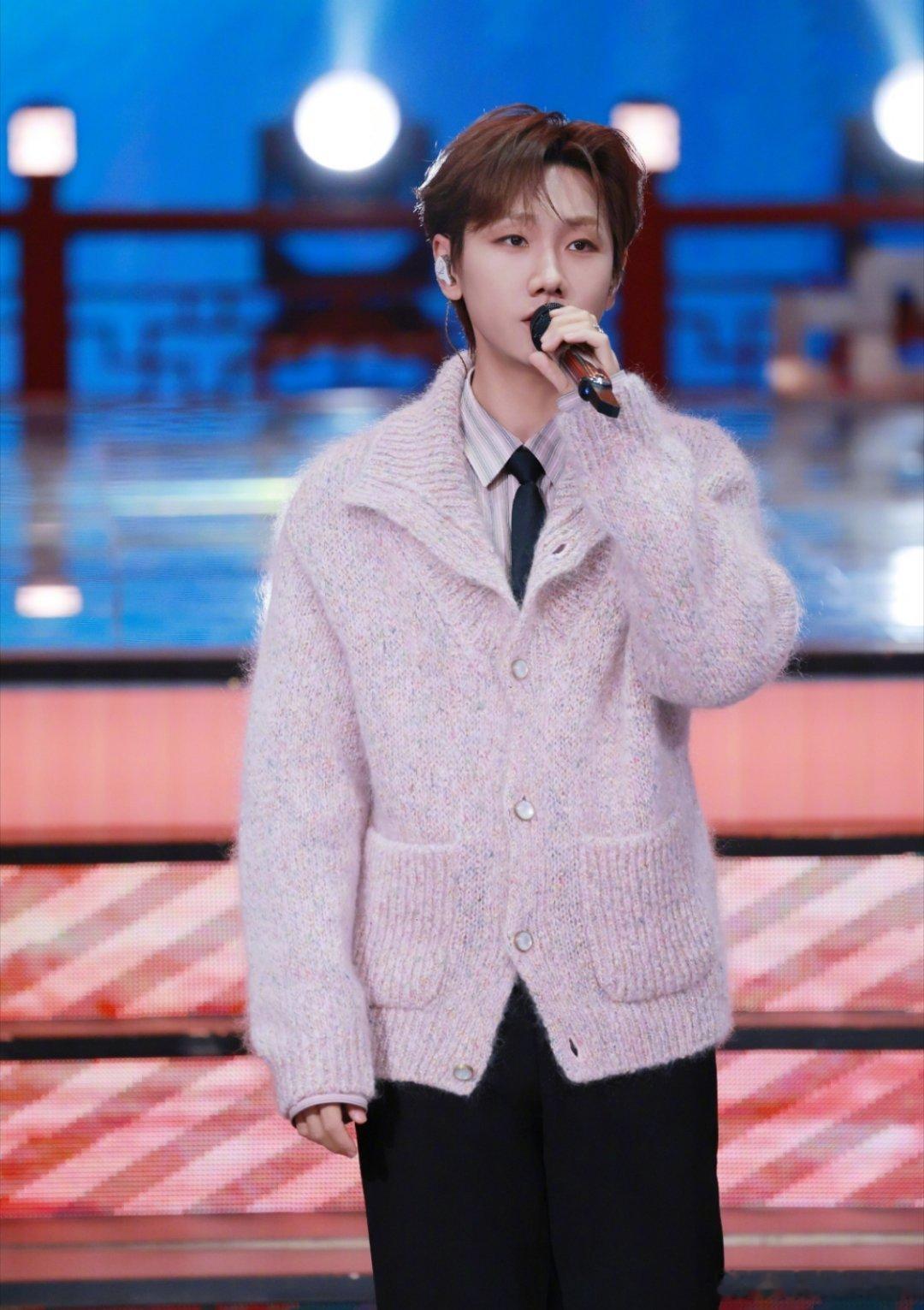 汪苏泷穿粉色毛衣唱《像晴天像雨天》，氛围甜蜜清新！汪苏泷毛衣辽宁春晚