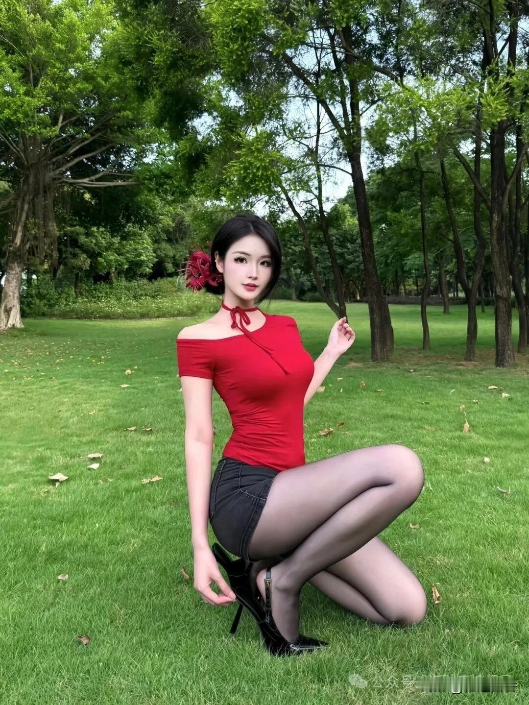 红衣少女在绿意盎然的公园里，优雅地蹲坐，仿佛是童话里的公主。