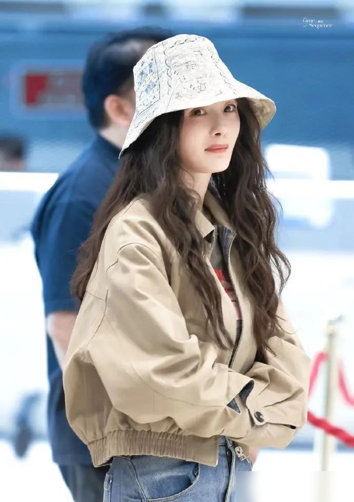 别扯什么松弛感了。
杨幂这身机场穿搭，根本不是穿给粉丝看的，这是打扫完战场，穿