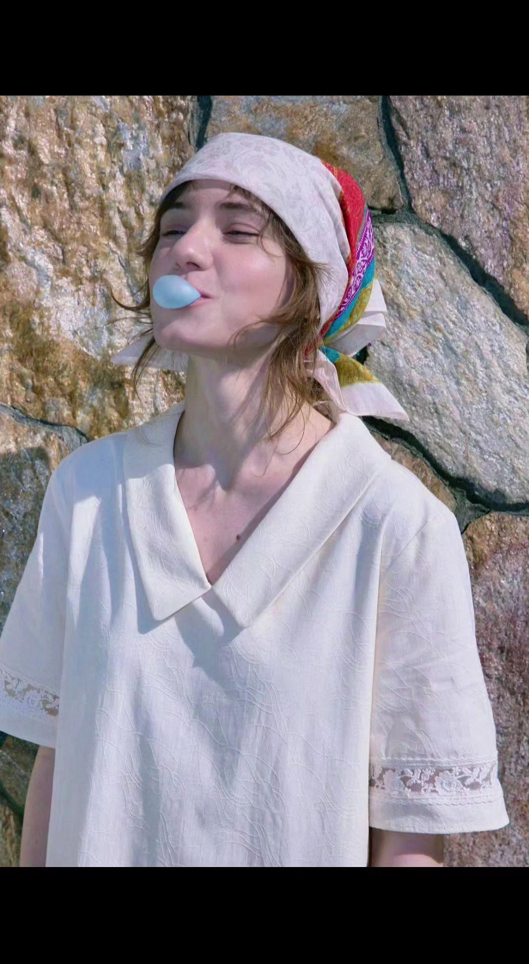 🎈石墙是岁月的画布，头巾缠绕着彩虹的梦🌈。唇间的泡泡糖，是夏天偷偷藏起的甜✨