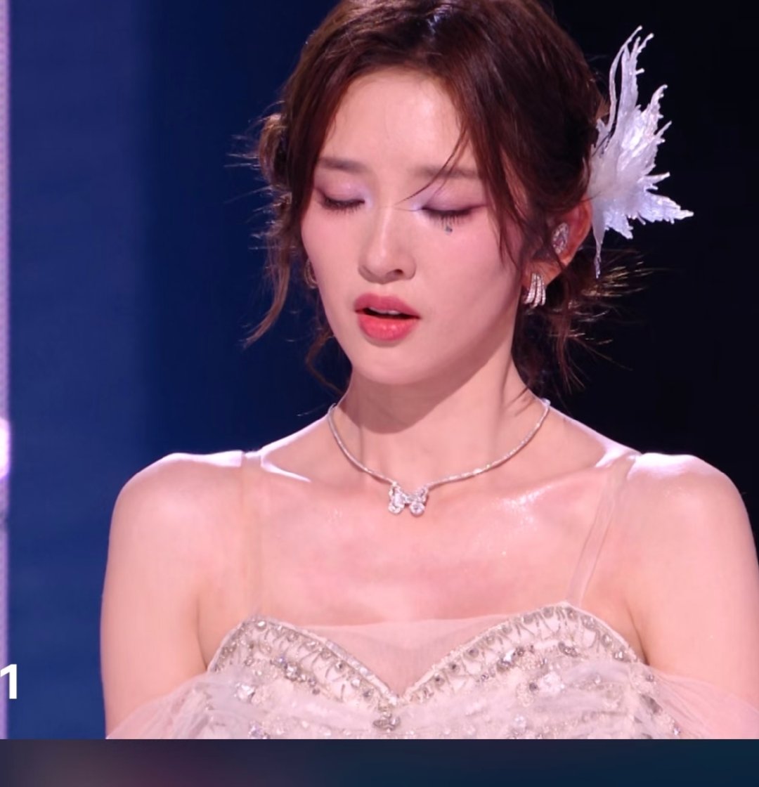 唐艺昕又过敏了吗唐艺昕胸口红了一大片唐艺昕真的辛苦了，第一次当队长真的尽力了！做