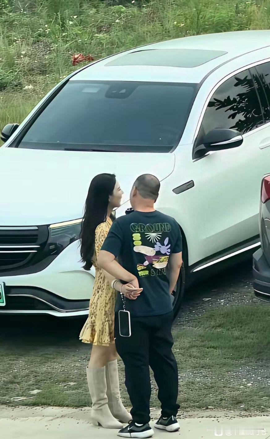 她到底喜欢那个男的什么？ 你知道吗？快告诉我好不？