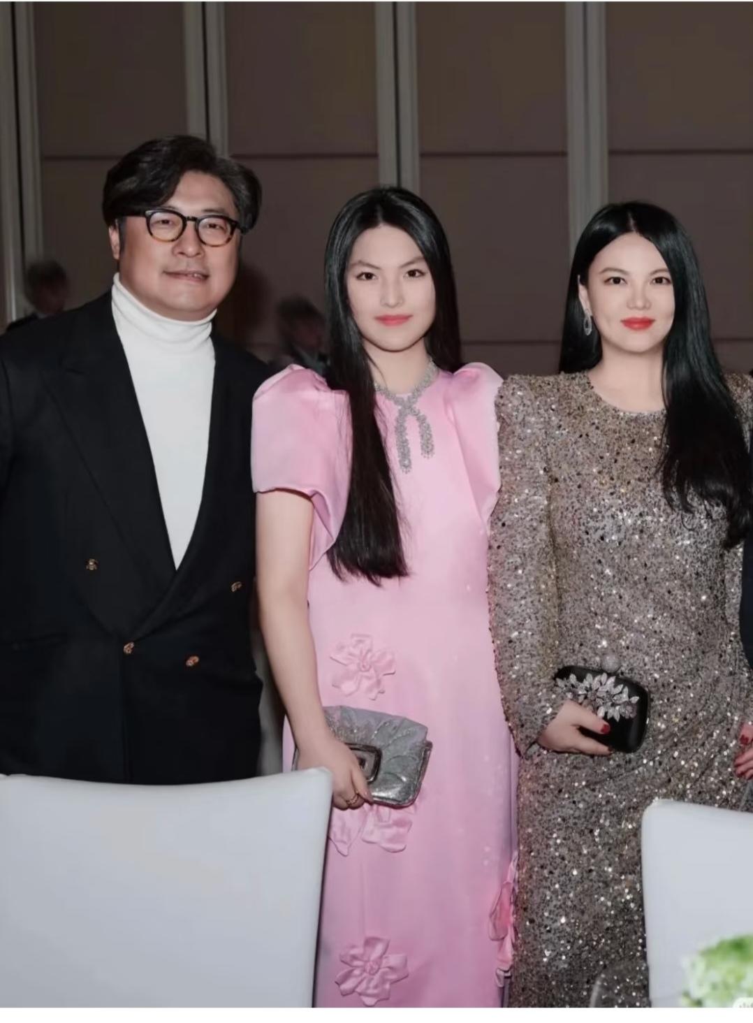 母女俩，衣服看着确实高贵，但气质属实差了点。