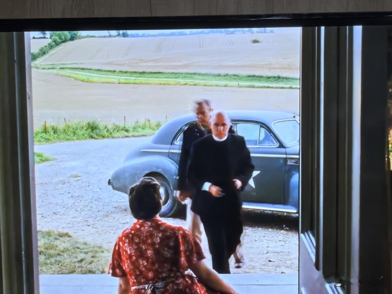 看美国电影《拯救大兵瑞恩》
电影将战争的残酷与人道主义天衣无缝衔接在一起。