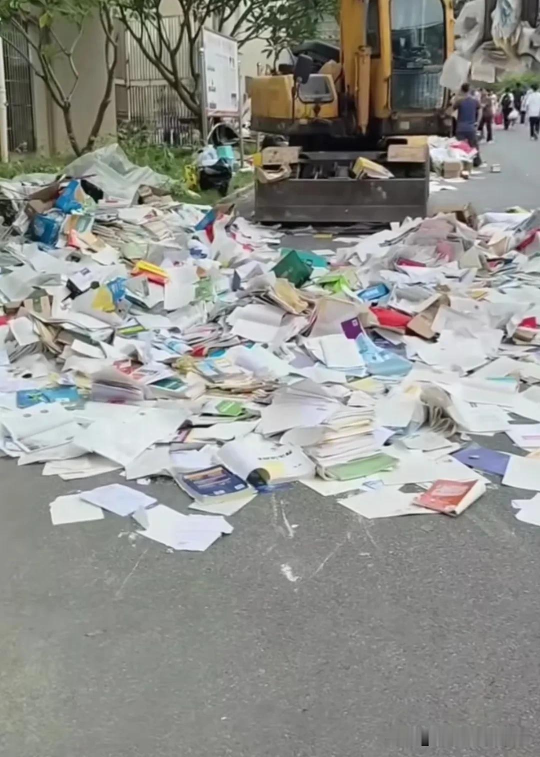 高考完了，学生把书本直接卖废纸了，满地都是，直接请勾机过来把书本弄到货车上。称斤