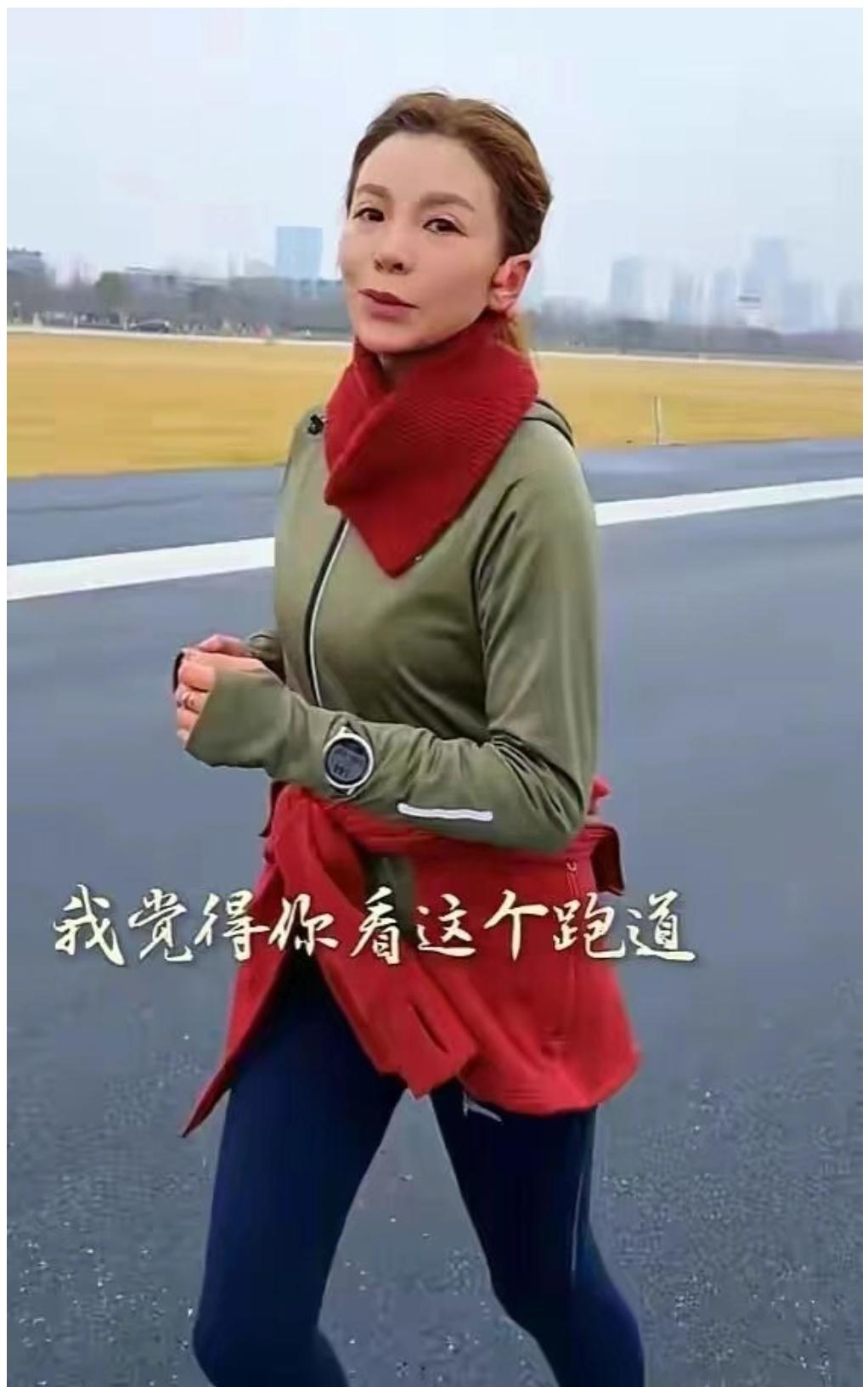 真的被朱迅惊艳到了！
 
谁能想到，知名主持人跨界跑马，居然这么厉害！
 
半个