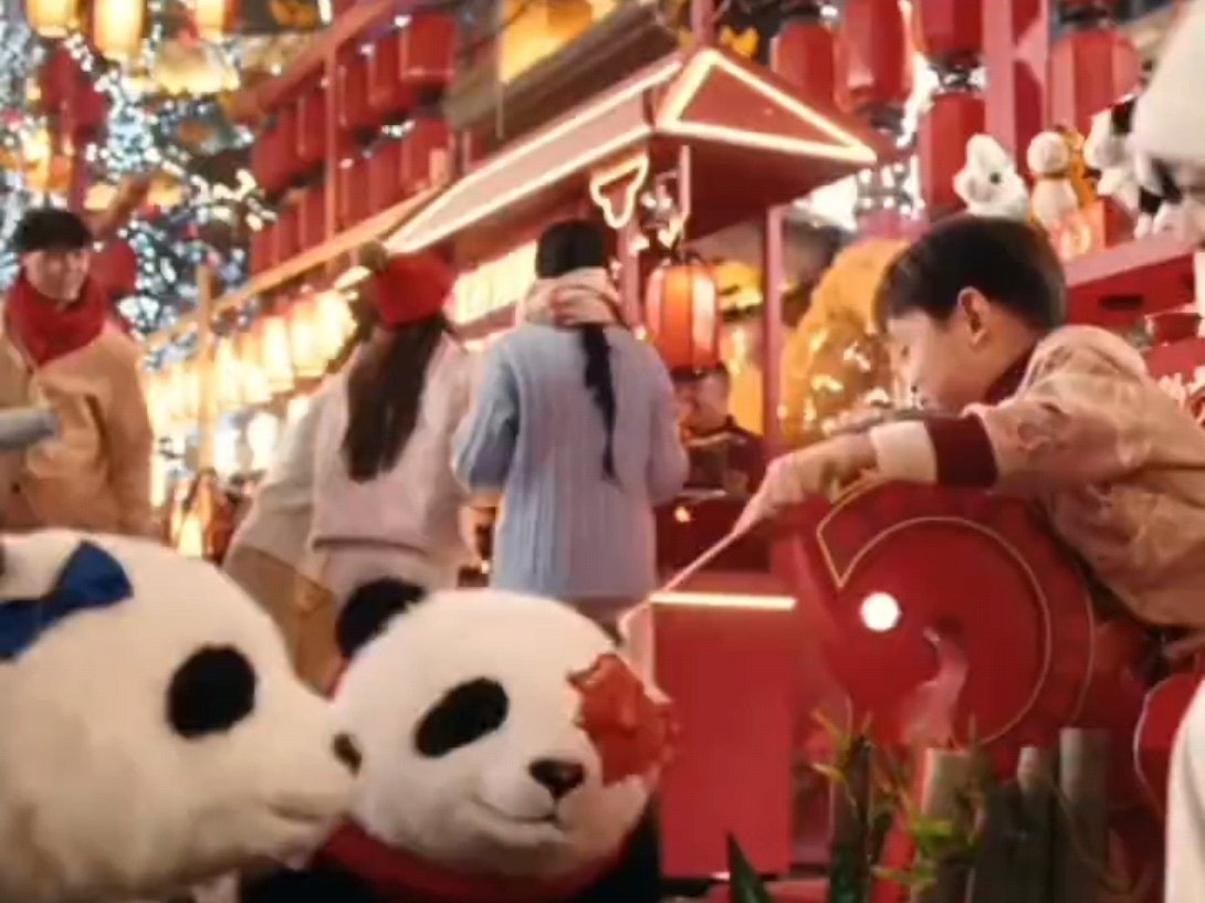 四川百只大熊猫机器人共舞名场面看似 “以假乱真” 的背后，是极高的技术门槛！去年