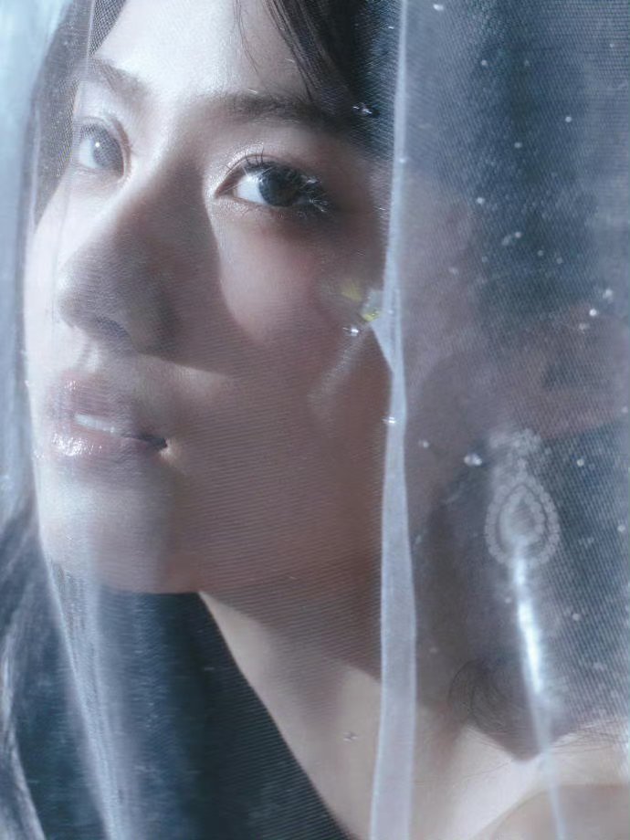 卢昱晓亮相微博之夜造型官宣。一袭纯白抹胸刺绣长裙，头戴水钻光环头纱，整体风格简约