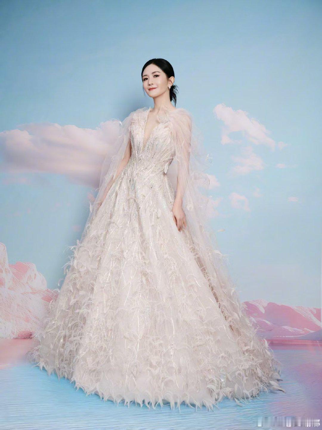 谢娜主持 以前看她是快乐源泉，现在看她是专业主持人，综艺感拉满的同时，气场也越来