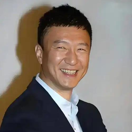 孙红雷说自己最怕的就是拍接吻戏，和李小冉那场吻戏差点没吐了。

朋友们都羡慕他，