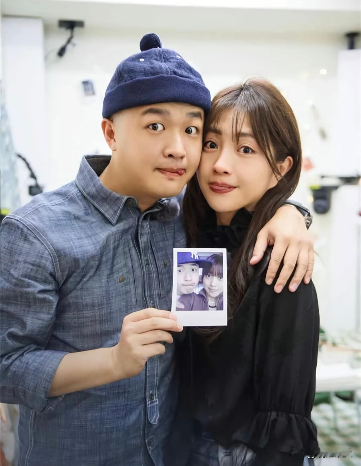 包贝尔这事算个冷知识。他原名艾志超，爸姓艾妈姓包，小时候还叫
包贝尔这事算个少有