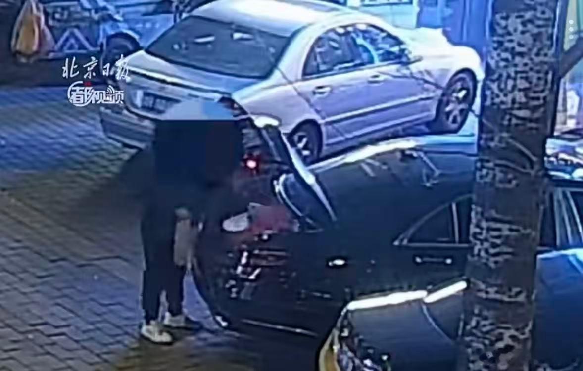【爱车安全贴士 一男子在北京“拉车门”行窃！走一路偷一路，被抓后在警车里痛哭流涕