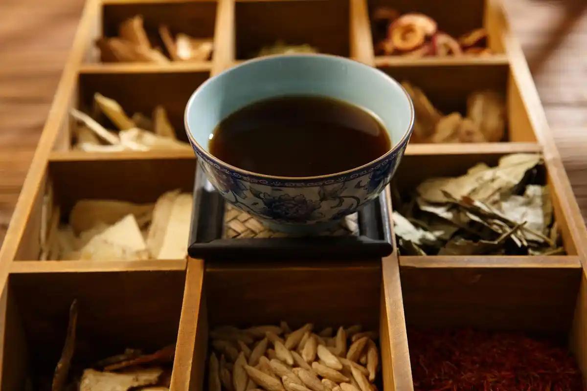 不是所有弱精不育都是肾虚，体内痰湿瘀堵也会弱精不育

一般我们都认为弱精不育，都