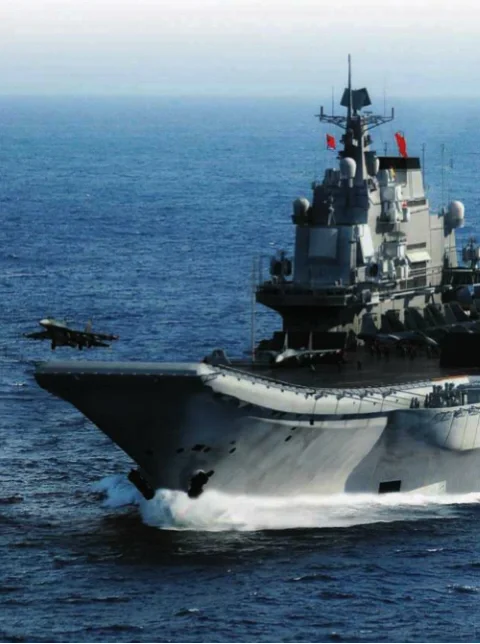 当年，中国“瓦良格”号航母（后来的辽宁舰，2012年正式服役）的服役猜想图
