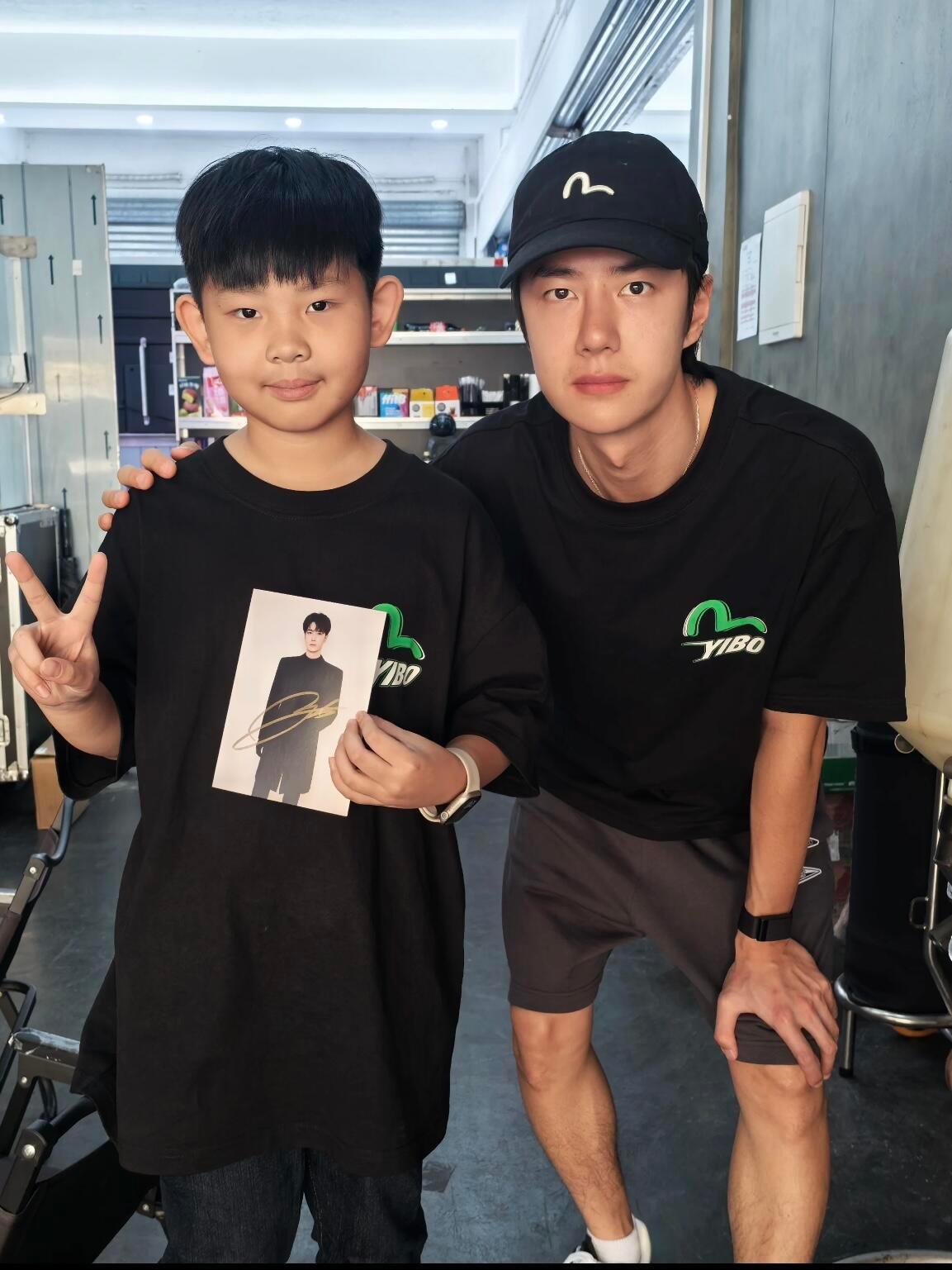 手里还拿着亲签！！！！！等我小了我也要跟博哥合照！！[抓狂] ​​​