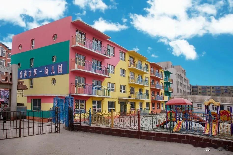 幼儿园变养老院，物尽其用是妙招。
      时代的反差来得有点有意思，一边孩子