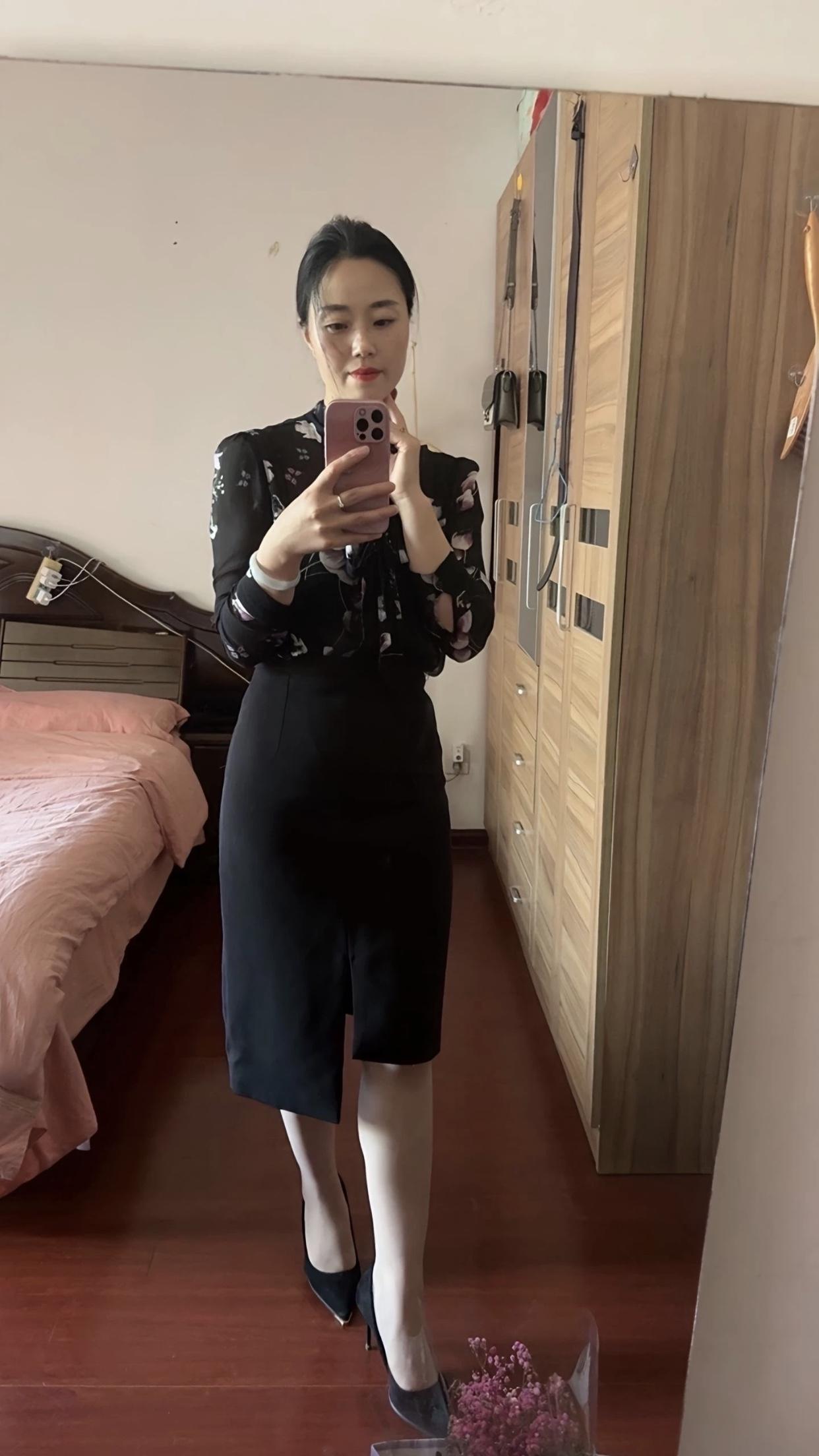 女生怎么穿搭会看上去很优雅优雅穿搭指南：黑色蕾丝上衣+黑色半身裙，尽显女性魅力！