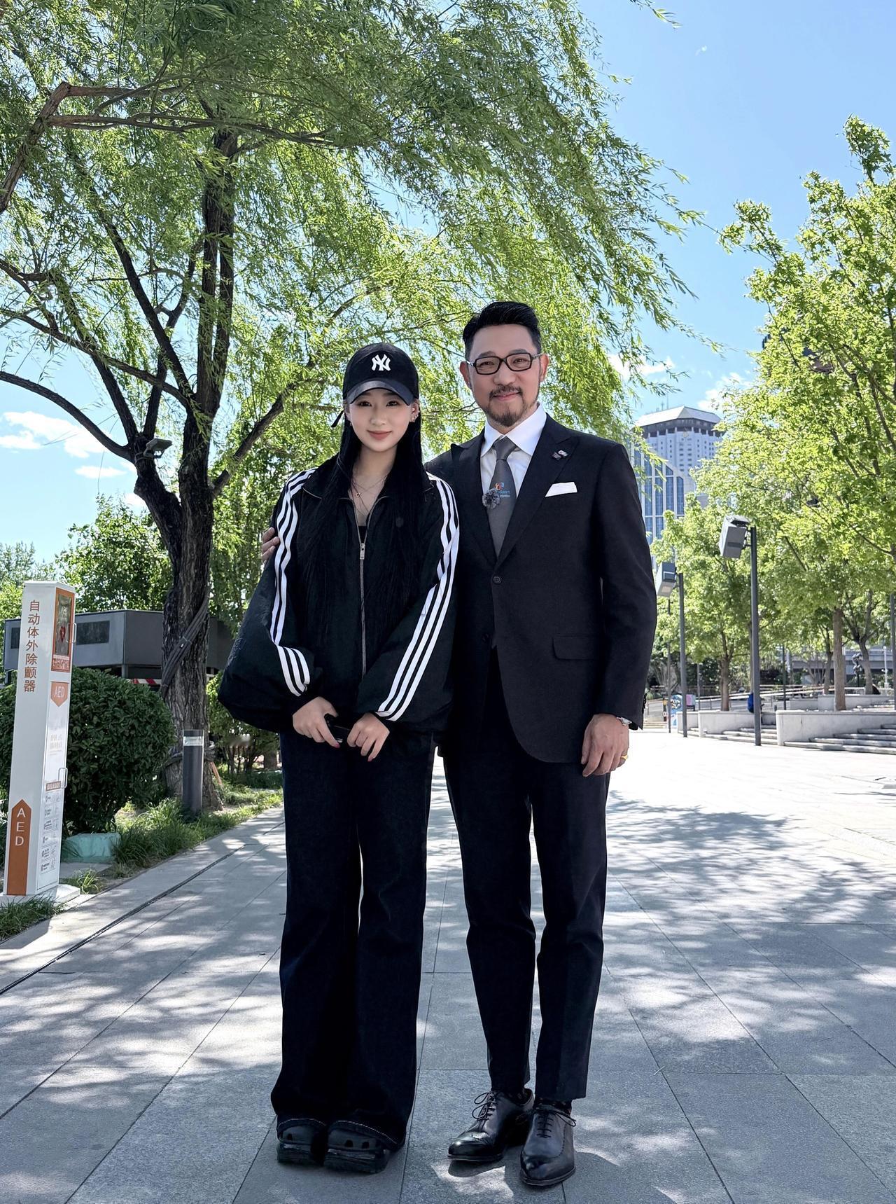 许文飙，57岁，北京舞蹈学院教授，因2026年4月底一段西装裁判即兴拉丁视频爆红