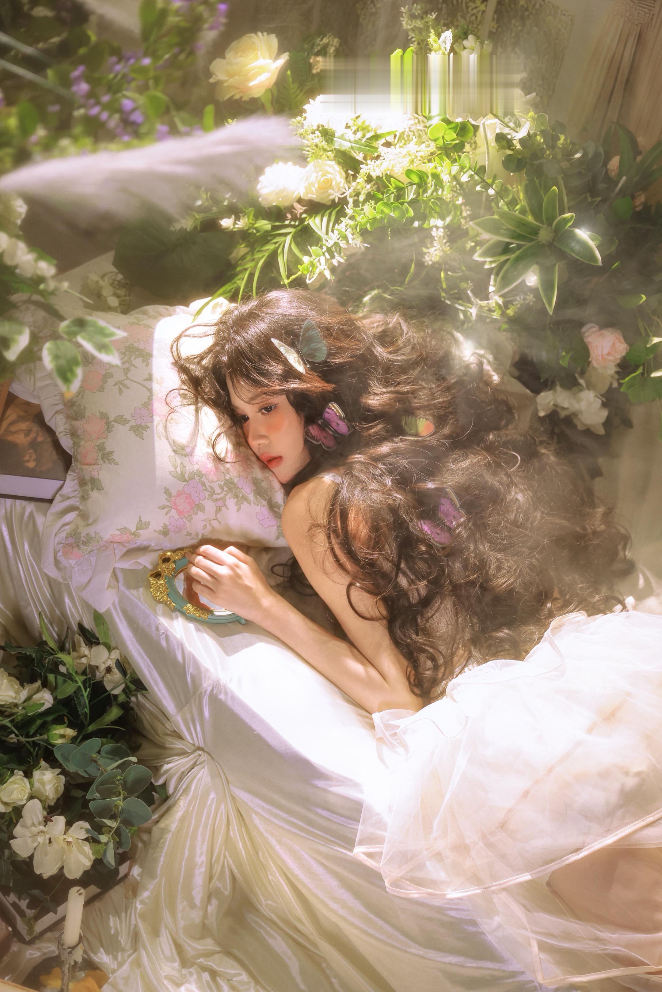 被光包围的少女✨。