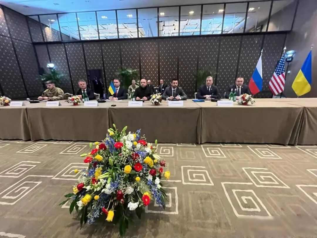 日内瓦谈判桌上烟雾未散，三方各怀心思推拉扯锯，和平的门缝里透出的不是光，而是更多