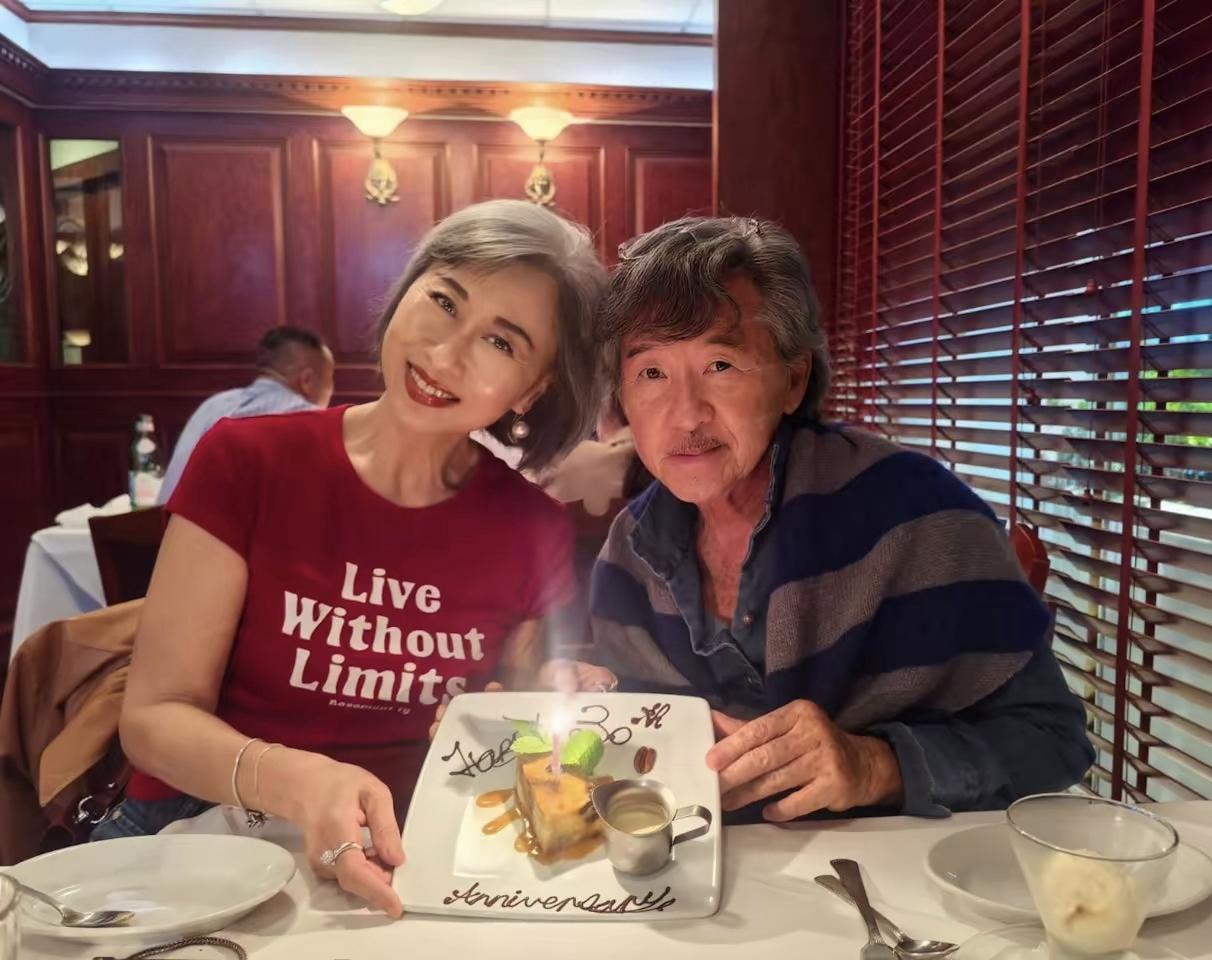 林子祥真的很重视仪式感，30周年结婚纪念日，不仅跟叶倩文一起过，还带上儿子林德信