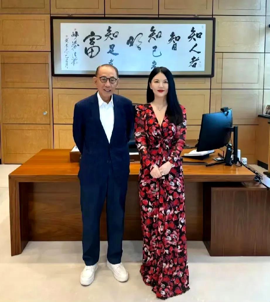 李湘什么时候突然变得这么瘦条了，简直不敢相信！她这身碎花长裙和身旁的大佬看起来很