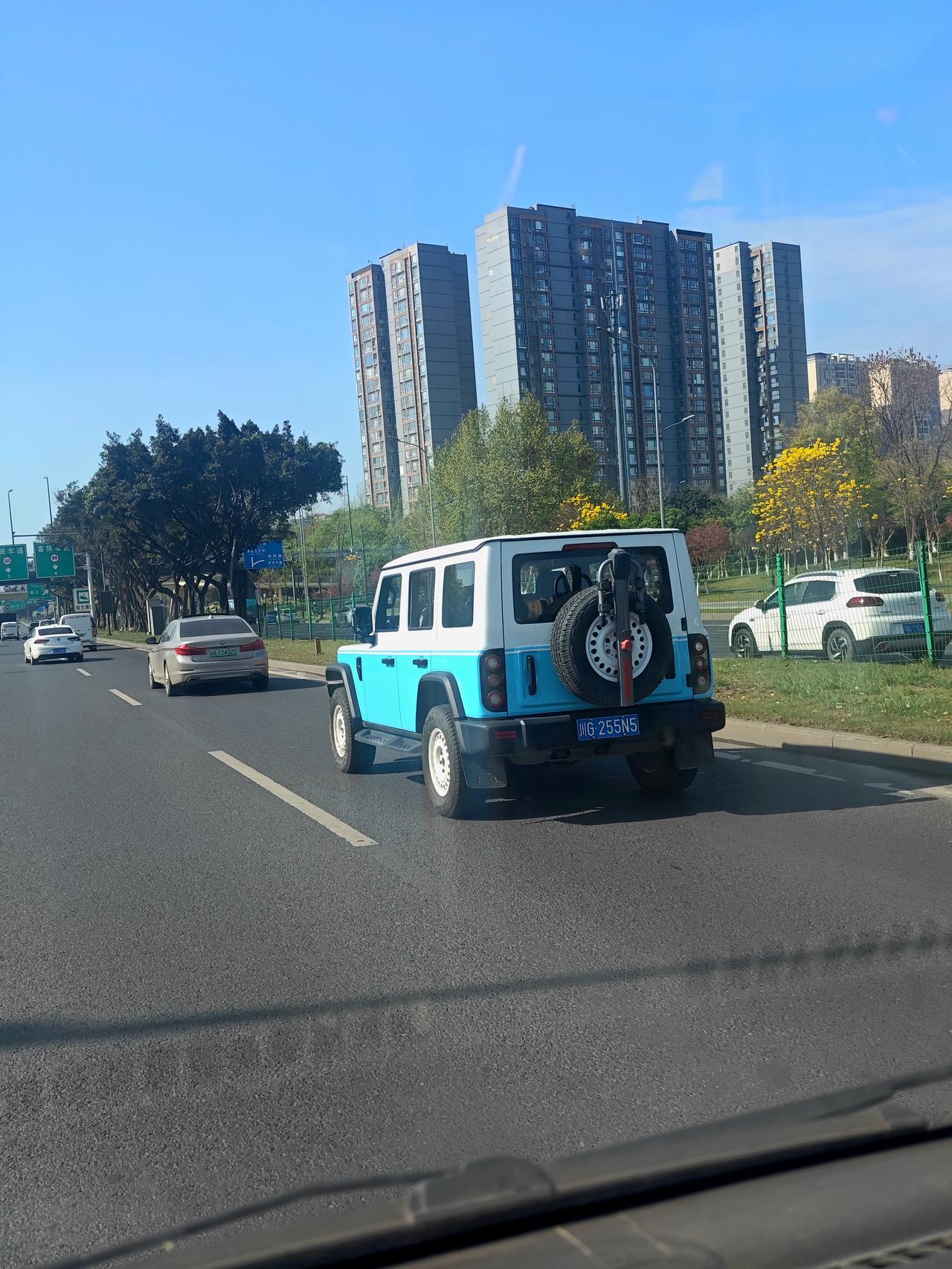 我玩过不少车。第1台车是一辆夏利金标。手动挡的。当时我就觉得这个车其实蛮好玩的，