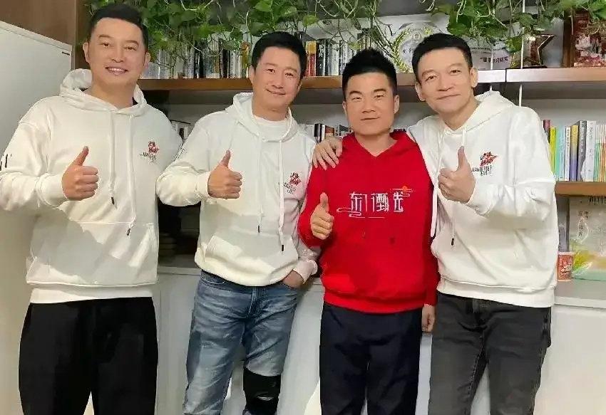 吴京与董宇辉的直播间对话

吴京：（笑着看向董宇辉）小董啊，来，跟大家聊聊你的择
