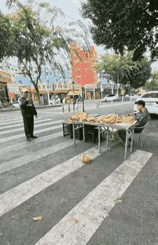 这个卖香蕉的老板也太坑人了吧？虽然不知道他的香蕉是卖多少钱一斤？但我知道水果店，