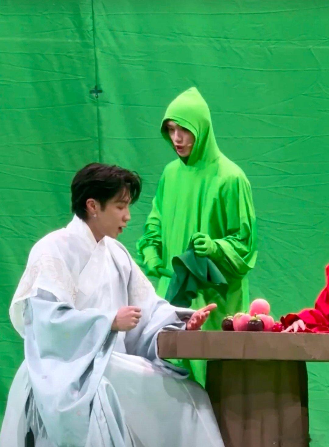 好六街不能没有小绿人你好星期六 好六街不能没有小绿人！化身小绿人演情景，题得了词