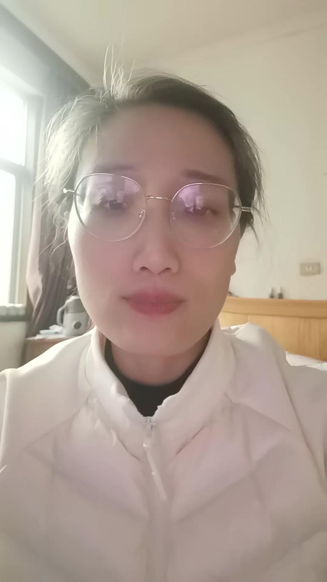 对这类明星艺术家存在误解，他们到美国后因缺乏身份和合法地位，只能做底层零工，生活