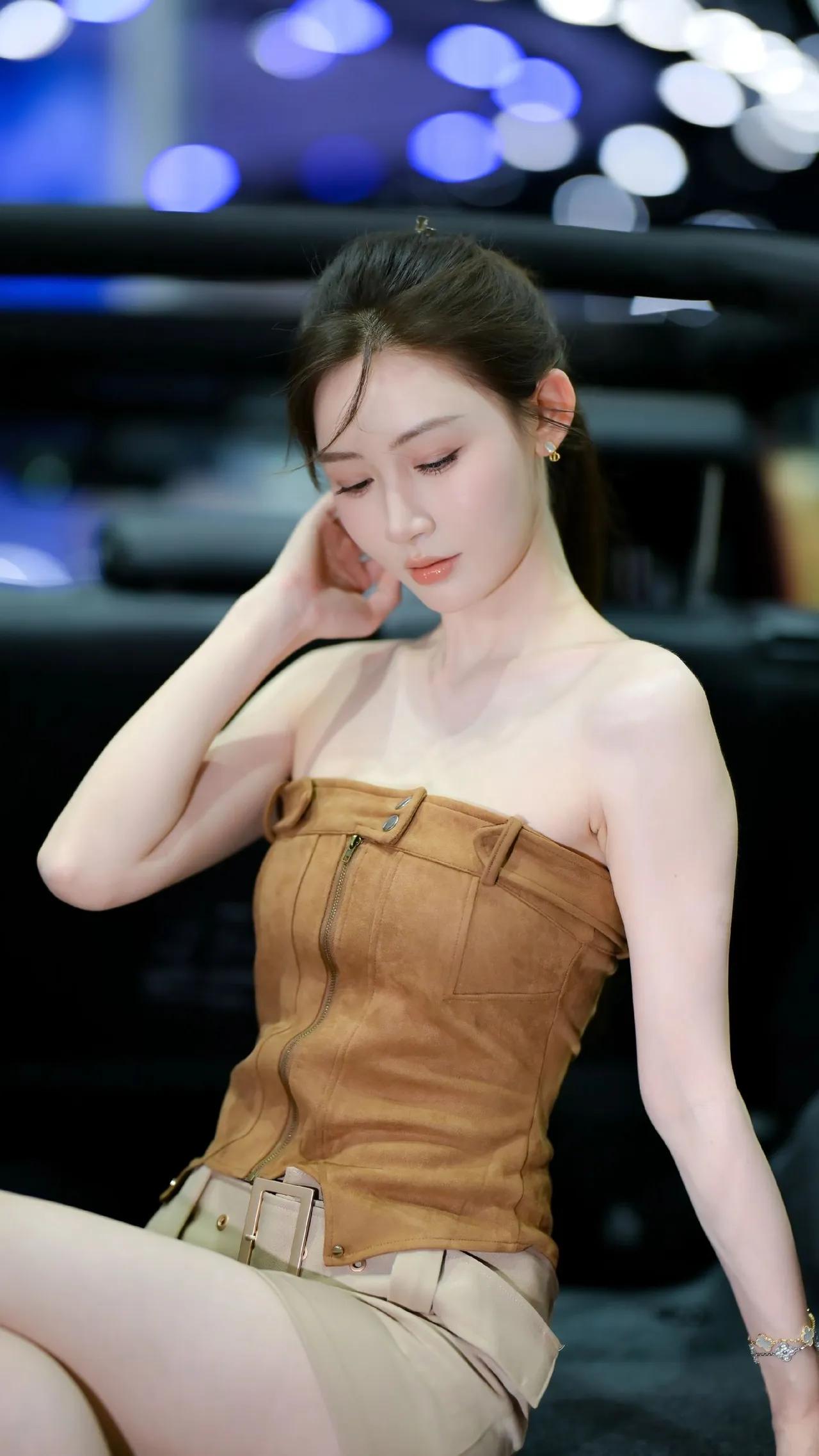 都市时尚女孩，棕色皮质吊带裙，优雅气质，夜晚街拍。车模敏敏[给力]