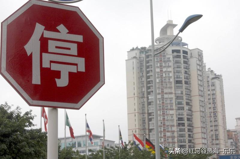 房吹说房地产是经济支柱很重要，所以得上涨。
一价格高从来不是重要的衡量标准，比如