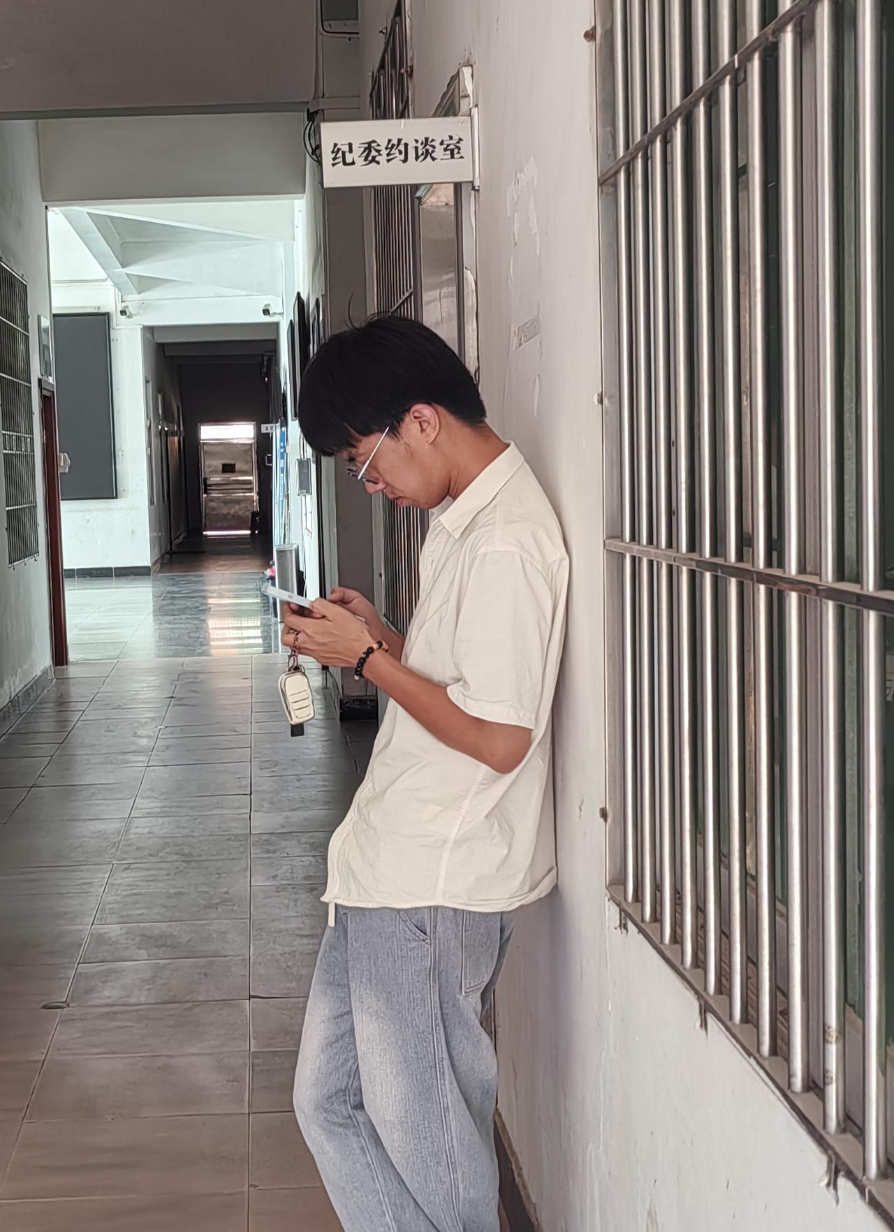 国庆假期回来第一天
领导被纪委叫去谈话了
我在门口已等了三个小时
还要等下去吗？