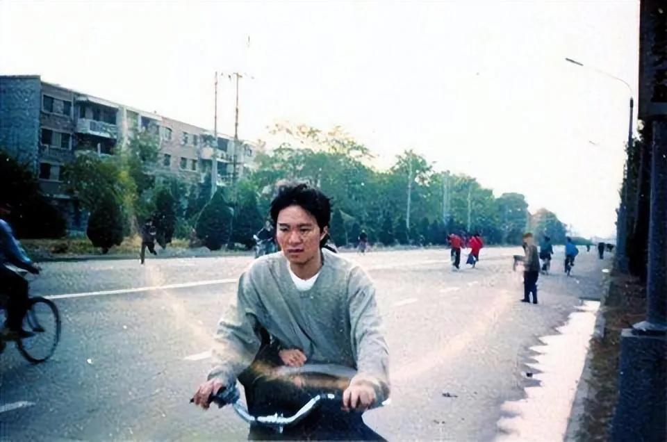 周星驰银川街头骑单车的照片，这张照片被疯传了多年，都猜测单车后面载着的女子是谁？