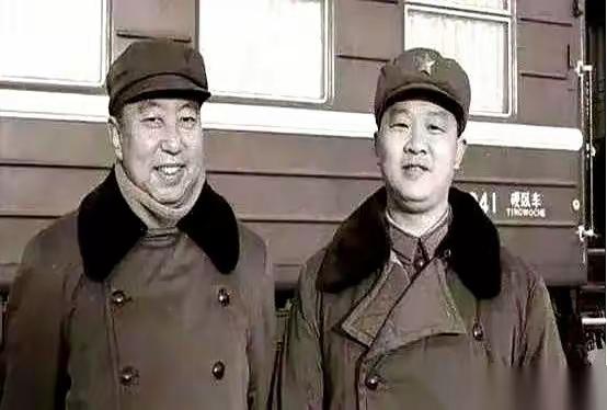 1981年，华国锋退下来了。
组织部门的人专门找到他的秘书曹万贵，桌上摊开几份调