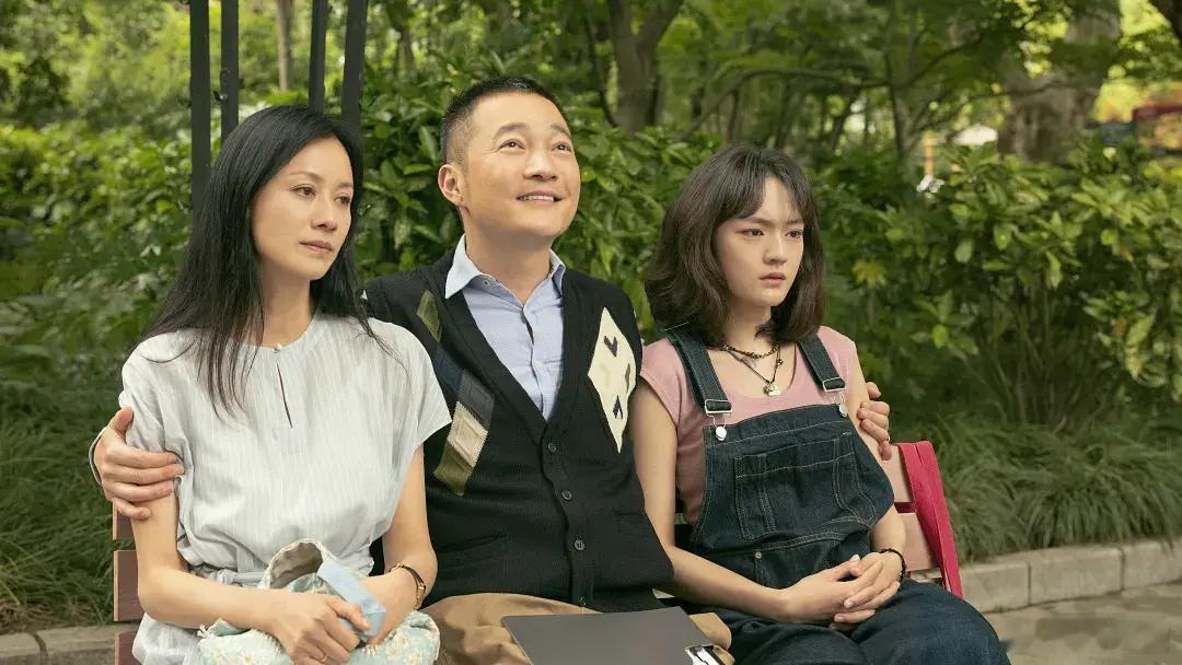 《燃烧吧！爸爸》的剧本好在哪儿？好在它把情绪压住了，把人物立起来了。你看它所有的