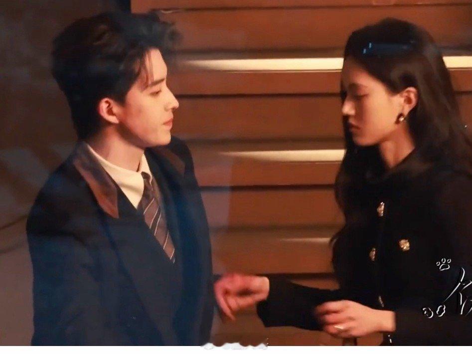 敖瑞鹏沈羽洁撒娇路透敖瑞鹏和沈羽洁《不二之臣》热拍中，沈羽洁躲敖瑞鹏怀里撒娇，看