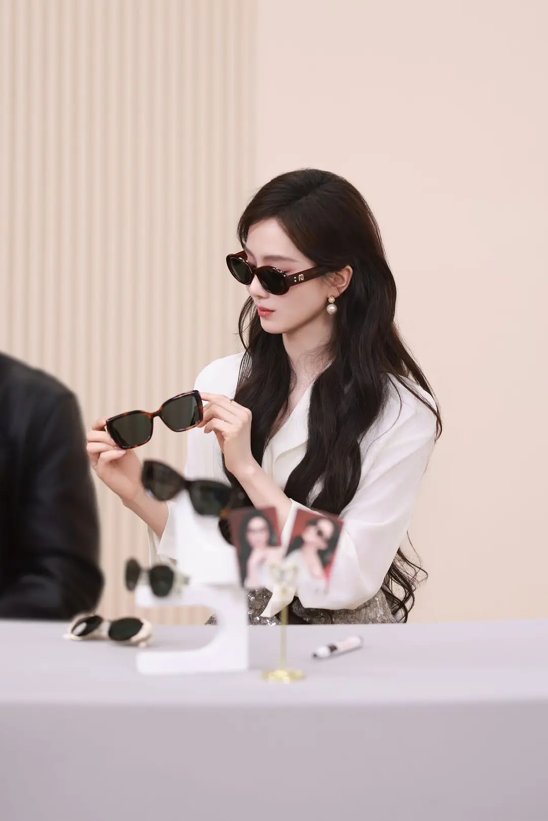 刘诗诗直播金丝眼镜高智感拉满！五奢加冕商业价值断层领先内娱从不缺美人，但能把优雅