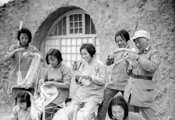 1950年，连长刘玉明结束了军旅生涯，准备转业离开部队，在路过汽车站的时候，他遇