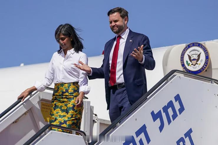 万斯昨天公开表示希望自己的印度老婆改信基督教，这个事情在舆论上挺有争议。 ​​​