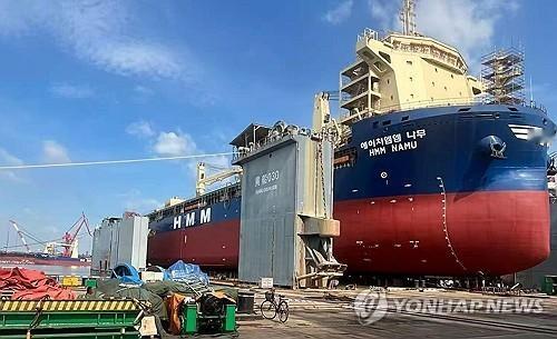 一艘在霍尔木兹海峡受损的韩籍货轮将被拖至迪拜

韩国航运公司HMM公司一名官员周