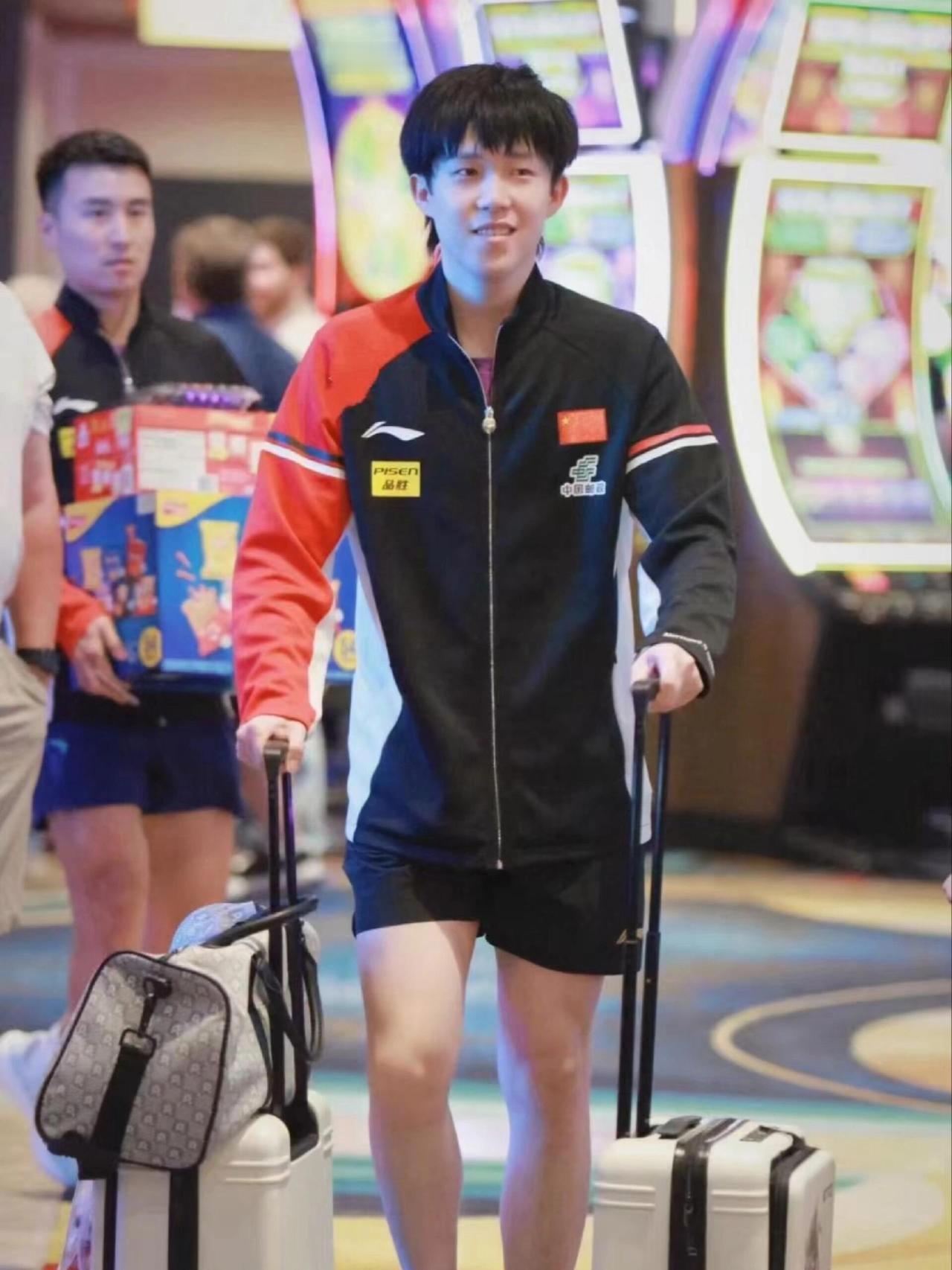 王楚钦给牛牛推着行李箱，之前可都是牛牛给王楚钦拿包拿箱子，这次楚钦还很开心！
一