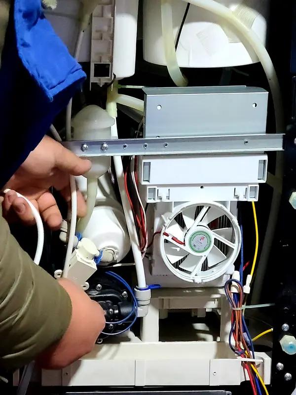 12月3日江苏泰州，消费者反映：她的美的热水器因断电不亮，需要维修师傅上门维修。