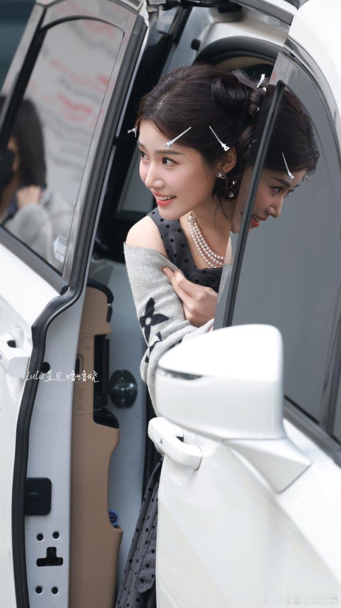 卢昱晓陈星旭录制hi6你好星期六 陈星旭深V造型尽显型男范，卢昱晓千金风美得精致