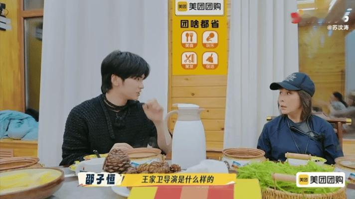 王家卫估计在家头疼死了
不是因为古二曝光录音
而是因为刘嘉玲和何赛飞又因为他吵起