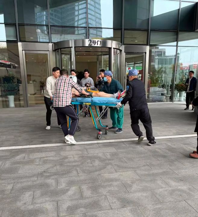 张雪峰 生死之外无大事......助理回应张雪峰心脏骤停抢救传闻