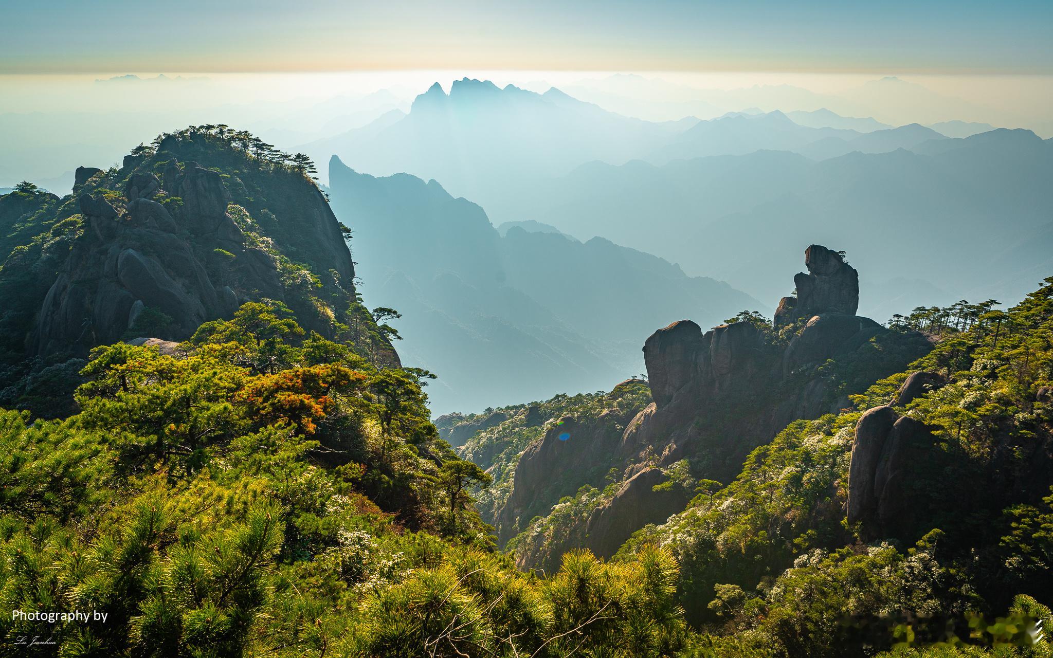 水墨三清山。江西上饶的三清山，被誉为“三清天下秀”。三清山花岗岩峰林微地貌景观，
